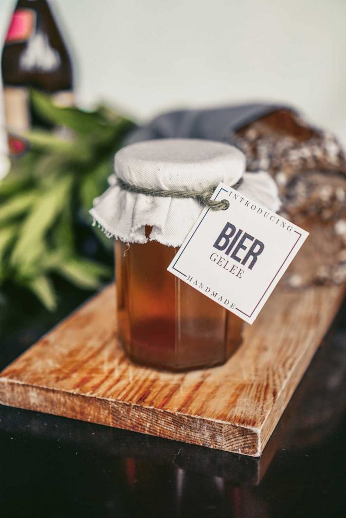 Biergelee selber machen – gefüllte Schraubgläser mit goldenem Biergelee und rustikalen Etiketten als DIY Biergeschenk zum Ausdrucken.