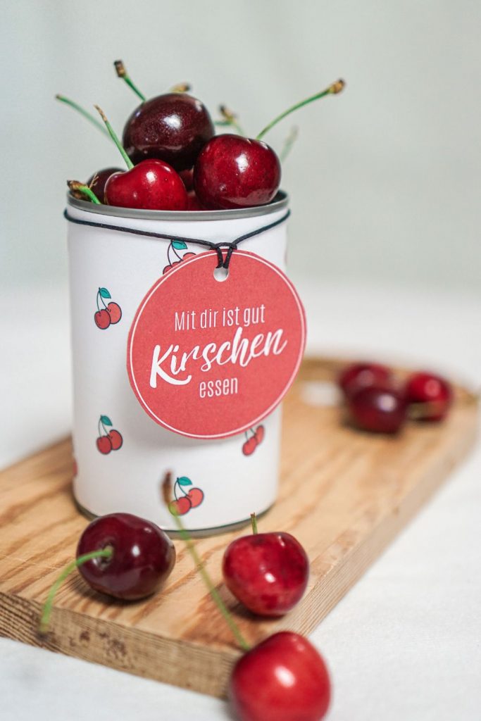 Geschenkidee: Konservendosen Upcycling mit Kirschen gefüllt. Der Spruch "Mit dir ist gut Kirschen essen" ist ein nettes Lustiges Mitbringsel