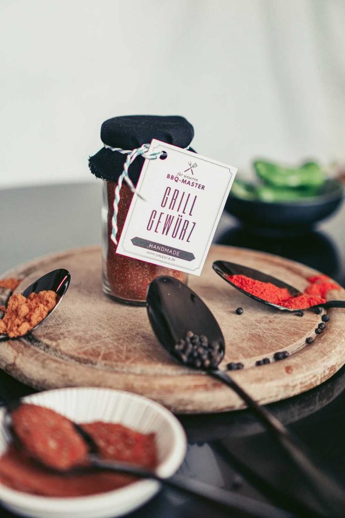 Selbst gemachtes Grillgewürz im Glas mit Etikett als Geschenk zum Grillen. Perfektes Mitbringsel und beliebte Grillen-Geschenkidee für Männer und BBQ-Fans.