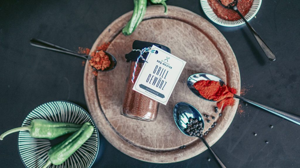 Selbst gemachtes Grillgewürz im Glas mit ausdruckbarem Etikett. Einfache Geschenkidee zum Grillen, schnell gemacht und perfekt für Sommerfeste und Grillabende.
