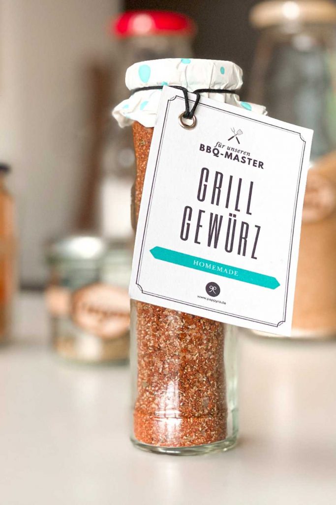 Grillgewürz selber machen als rustikales Geschenk zum Grillen. DIY-Grillgewürz im Glas mit Zutaten, ideal als persönliches Grillen Geschenk für Männer.