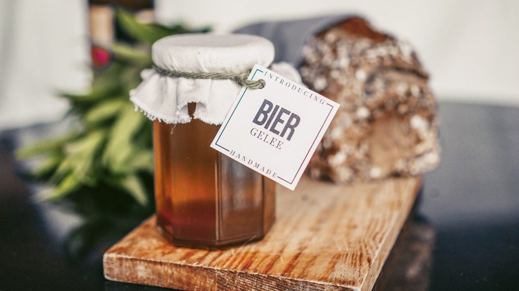 Selbstgemachtes Biergelee im Glas, dekoriert mit Printable-Etiketten. Perfekt als Geschenkidee für Bierliebhaber und zum Thema Biergeschenke basteln.
