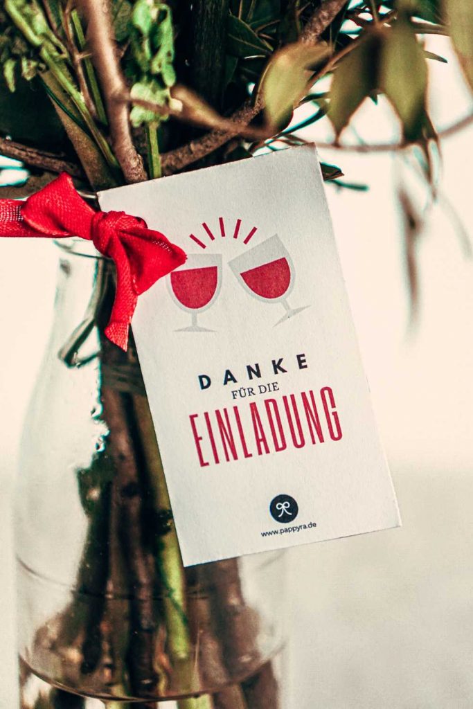 Liebevoll gestalteter Dankes-Anhänger mit Wein-Motiv. Eine originelle Idee für ein Mitbringsel bei Einladung und eine schöne Ergänzung zur Weinflasche.