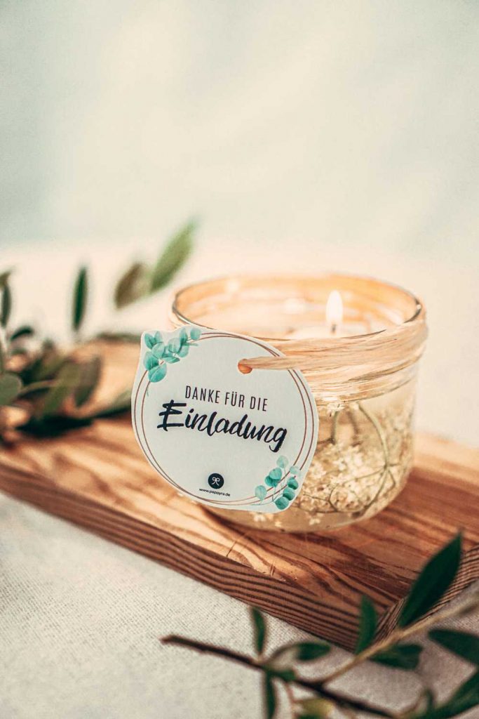 Selbstgemachtes Windlicht mit Schwimmkerze und Holunderblüten. Ein schnelles und persönliches Danke für die Einladung Mitbringsel, um sich stilvoll zu Bedanken für Einladung.
