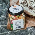 Mit Gummibärchen gefülltes Geschenkglas mit rundem Deckel-Etikett „Du hast es geschafft“, perfekt als individuelles Geschenk zur Promotion oder bestandenem Examen.