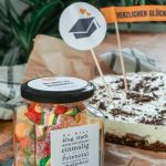 Geschenkglas mit personalisierbarem Deckel „Du hast es geschafft“ und Caketoppern mit Doktorhut und Glückwunschbanner – DIY Vorlage für Promotion Geschenke.