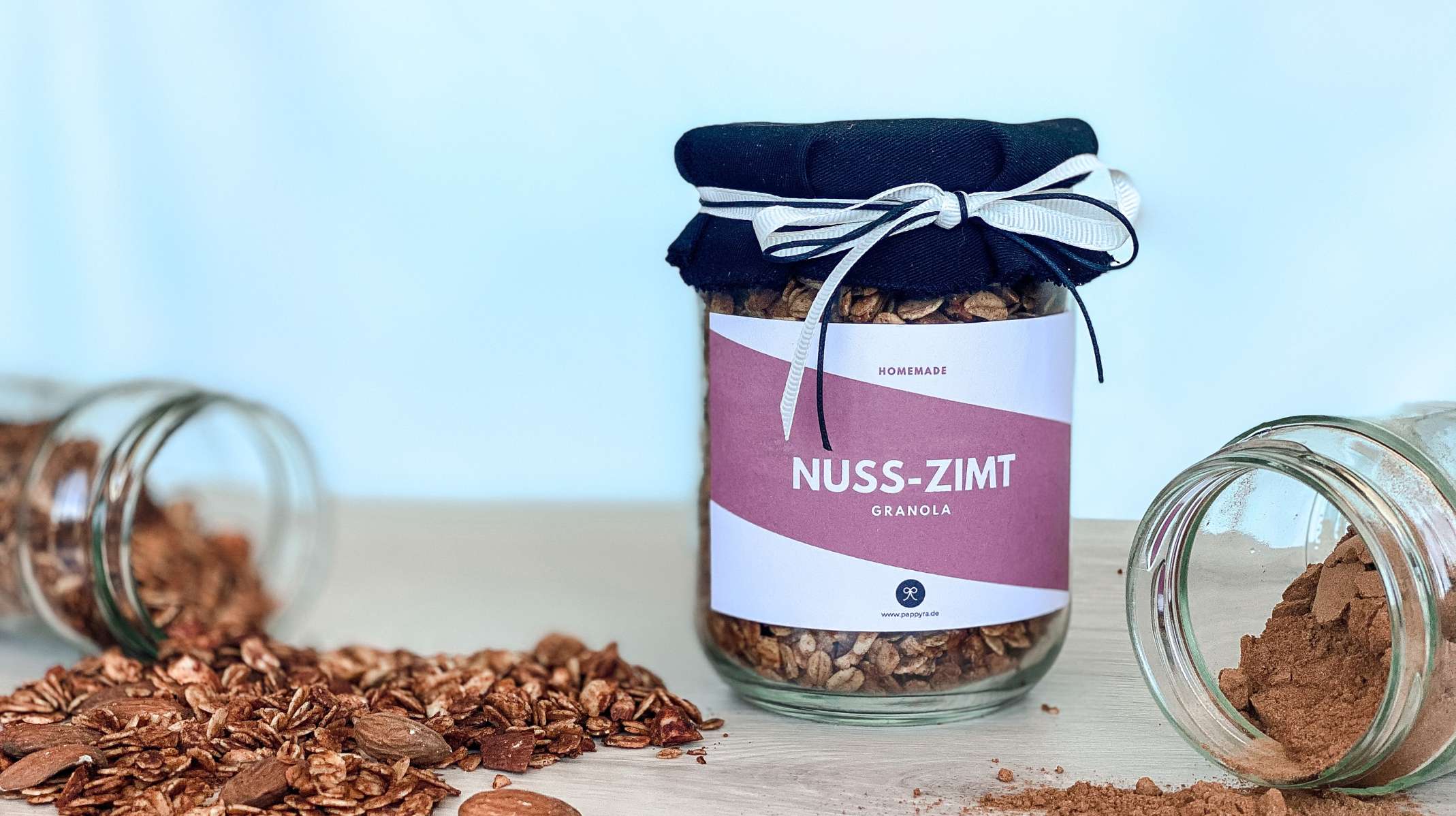 Knuspriges Nuss-Zimt-Granola ohne Zucker auf Backpapier, frisch gebacken und bereit zum Verpacken als Geschenk aus der Küche.