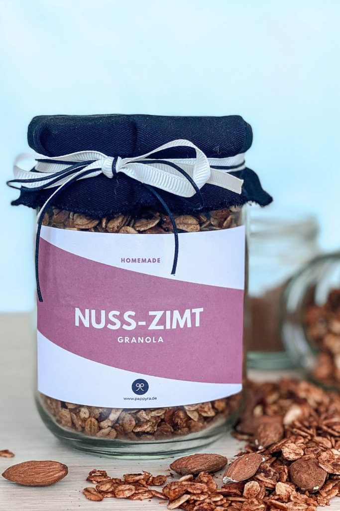 Geschenk aus der Küche gesucht? Dieses Granola selber machen ohne Zucker geht super schnell – und mit einem Etikett zum Ausdrucken wird es zum kleinen, gesunden Mitbringsel.