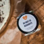 Rundes Deckele tikett mit Herzsymbol und Schriftzug „Du hast es geschafft“, personalisiert mit Namen – ideal für Glasgeschenke zur Promotion oder Prüfung.