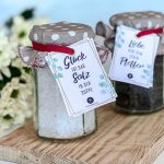 Nahaufnahme eines mit Salz gefüllten Glases und einem Anhänger mit der Aufschrift Glück ist das Salz in der Suppe als kreative Idee für Salz und Pfeffer zur Hochzeit Geschenke.