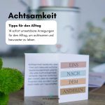 Nahaufnahme einer aufgeklappten Karte zum Thema Achtsamkeit mit Alltagstipps als Teil der Füllung für ein kreatives Ostergeschenk.