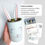 Eine Hand hält die fertig gebastelte Hasendose vor der ausgedruckten Anleitung die zeigt wie leicht dieses kreatives Ostergeschenk umsetzbar ist.