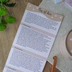 Eine Infokarte mit dem Titel Das ist drin erklärt das Konzept der 42 Tage Achtsamkeit und Motivation enthalten in diesem Set für ein kreatives Ostergeschenk.