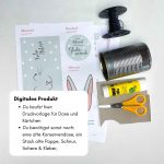 Flachgelegte Bastelmaterialien inklusive Schere Kleber Konservendose und ausgedruckter Papier Vorlage für ein kreatives Ostergeschenk als digitales Produkt.