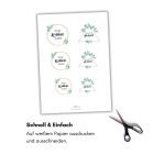 Ein Bogen Papier mit sechs ausgedruckten Anhängern aus der Kribbeln im Bauch Serie liegt neben einer Schere für ein schnelles DIY Projekt.