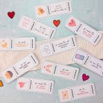 Ausgeschnittene sexy Valentinstag Gutschein Vorlagen, die dekorativ auf einem hellen Hintergrund mit kleinen Herzen verteilt sind. Die Karten zeigen verschiedene Date-Ideen wie Sex mit verbundenen Händen und Massage mit Happy End.