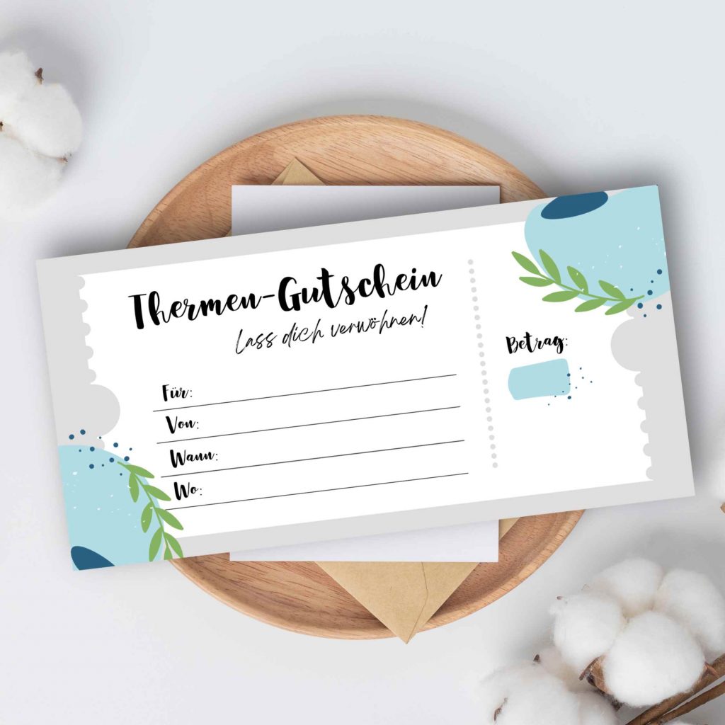 Ästhetisches Foto des fertig ausgedruckten Wellness Gutscheins auf einem Holzteller dekoriert als Inspiration für ein Last Minute Geschenk beim thermen gutschein basteln