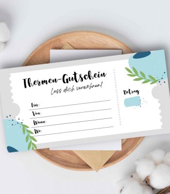 Ästhetisches Foto des fertig ausgedruckten Wellness Gutscheins auf einem Holzteller dekoriert als Inspiration für ein Last Minute Geschenk beim thermen gutschein basteln