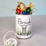 Eine festliche Konservendosen Banderole für Ostern: Gestalte mit dieser praktischen PDF Vorlage eine kreative Eiersuche in der Dose und zaubere im Handumdrehen ein tolles Last Minute Geschenk.