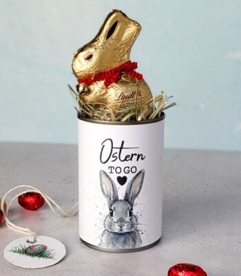 Überrasche deine Liebsten zu Ostern mit unserer To Go Banderole für Konservendosen. Als digitale Druckvorlagen lässt sich dieses DIY Geschenk superschnell umsetzen und rettet dich als süßes Last Minute Geschenk.