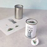 Verwandle eine einfache leere Dose in ein nachhaltiges Upcycling Geschenk für Ostern. Mit der To Go Banderole für Konservendosen als praktische PDF Vorlage hast du blitzschnell ein wunderbares Last Minute Geschenk parat.