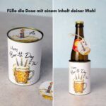 Geteilte Ansicht eines originellen Bier Geburtstag Bierflasche Geschenks. Links zeigt das Bild die mit der digitalen Druckvorlage beklebte und verschlossene Dose zum individuellen Befüllen. Rechts steckt eine Bierflasche mit passendem Anhänger in der Dose – ein perfektes DIY Last Minute Geschenk.