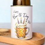 Detailaufnahme eines kreativen DIY Geschenks zum Bier Geburtstag. Die digitale Druckvorlage dient als Banderole für eine Konservendose und zeigt ein humorvolles Aquarell-Motiv mit einem Bierkrug, brennenden Kerzen und dem Schriftzug Happy Beerthday. Perfekt als schnelles Last Minute Geschenk.