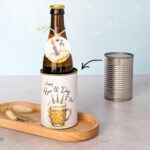 Vorher-Nachher-Vergleich der Bier Geburtstag Konservendosen Banderole. Ein Pfeil zeigt, wie eine einfache, leere Metalldose mithilfe der digitalen Druckvorlage in ein humorvolles DIY Geschenk mit Bierflasche und Geschenkanhänger auf einem Holztablett verwandelt wird.