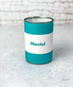 Ein schnelles Upcycling Projekt: Eine mit einer türkis-weißen Banderole beklebte Konservendose steht auf einem hellen Untergrund. Perfekt als Basis für ein kreatives DIY Geschenk aus gebrauchten Blechdosen.