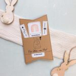 Ein fertig gebastelter Gutschein für Ostern mit einem umarmenden Osterhase Motiv. Diese digitale Druckvorlage eignet sich perfekt als liebevolles DIY Geschenk. Lade die PDF Vorlage herunter und zaubere im Handumdrehen ein kreatives Last Minute Geschenk inklusive dekorativer Einstecker für deine Liebsten.