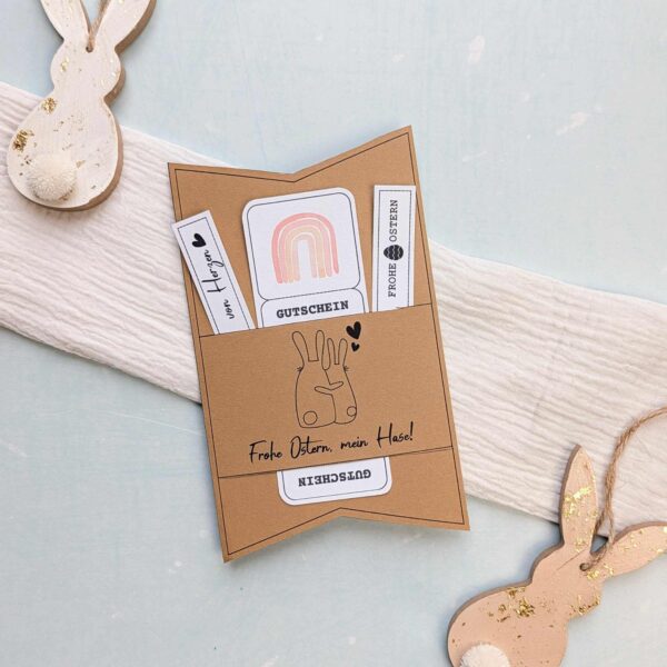 Ein fertig gebastelter Gutschein für Ostern mit einem umarmenden Osterhase Motiv. Diese digitale Druckvorlage eignet sich perfekt als liebevolles DIY Geschenk. Lade die PDF Vorlage herunter und zaubere im Handumdrehen ein kreatives Last Minute Geschenk inklusive dekorativer Einstecker für deine Liebsten.