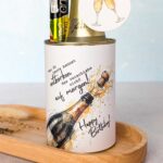 Nahaufnahme einer Upcycling-Dose mit dem Spruch „Was du heute kannst entkorken, das verschiebe nicht auf morgen“ als kreative Sekt-Geburtstagsgeschenk-Idee.