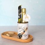 Ein liebevoll gestaltetes Sekt-Geburtstagsgeschenk in einer Dose auf einem Holztablett – die perfekte PDF Vorlage für ein schnelles DIY Geschenk.