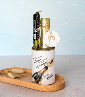 Ein liebevoll gestaltetes Sekt-Geburtstagsgeschenk in einer Dose auf einem Holztablett – die perfekte PDF Vorlage für ein schnelles DIY Geschenk.