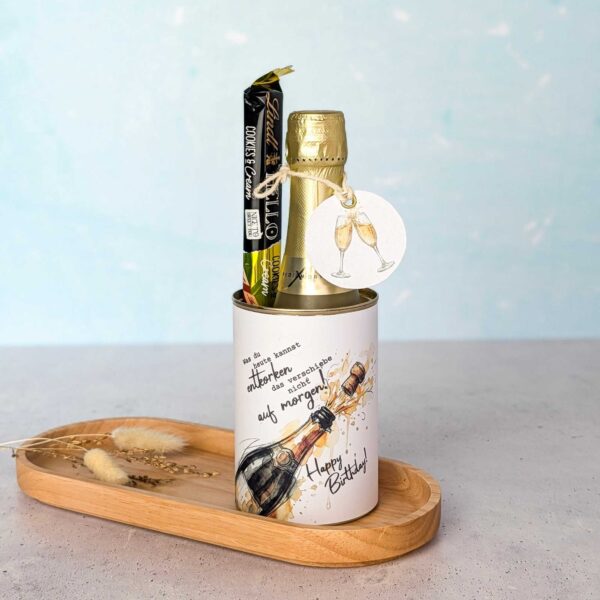 Ein liebevoll gestaltetes Sekt-Geburtstagsgeschenk in einer Dose auf einem Holztablett – die perfekte PDF Vorlage für ein schnelles DIY Geschenk.