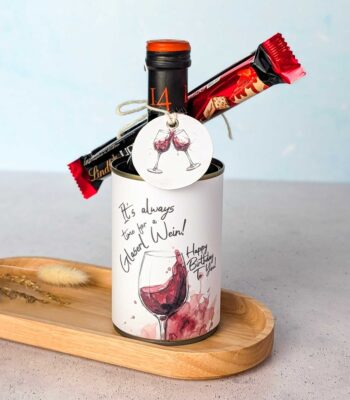 Eine praktische PDF Vorlage als digitale Druckvorlage für ein kreatives Wein Geschenk zum Geburtstag, ideal als schnelles DIY Last Minute Geschenk.