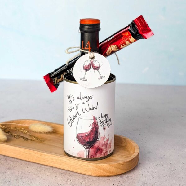 Eine praktische PDF Vorlage als digitale Druckvorlage für ein kreatives Wein Geschenk zum Geburtstag, ideal als schnelles DIY Last Minute Geschenk.