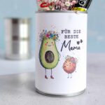 Nahaufnahme der dekorierten Beste Mama Muttertag Upcyling Dose mit niedlichem Avocado-Motiv, schnell und einfach gestaltet mit unserer praktischen PDF Vorlage als persönliches DIY Geschenk.