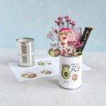 Ein wunderschönes DIY Last Minute Geschenk aus einer Konservendose: Mit unserer digitalen PDF Vorlage wird aus einer leeren Dose ein liebevolles Beste Mama Muttertag Upcyling Geschenk, verziert mit süßen Avocados, Trockenblumen und Schokolade.