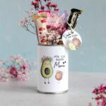Die perfekte digitale Druckvorlage für eine kreative Beste Mama Muttertag Upcyling Geschenkidee: Eine dekorierte Dose mit dem Spruch 'Für die beste Mama', liebevoll gefüllt mit Snacks und Blumen als schnelles DIY Projekt.