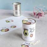 Blick von oben auf eine verwandelte Beste Mama Muttertag Upcyling Konservendose mit einem hübschen Deckel-Einleger und Avocado-Design – das perfekte Last Minute Geschenk dank digitaler Druckvorlage zum Sofort-Ausdrucken.