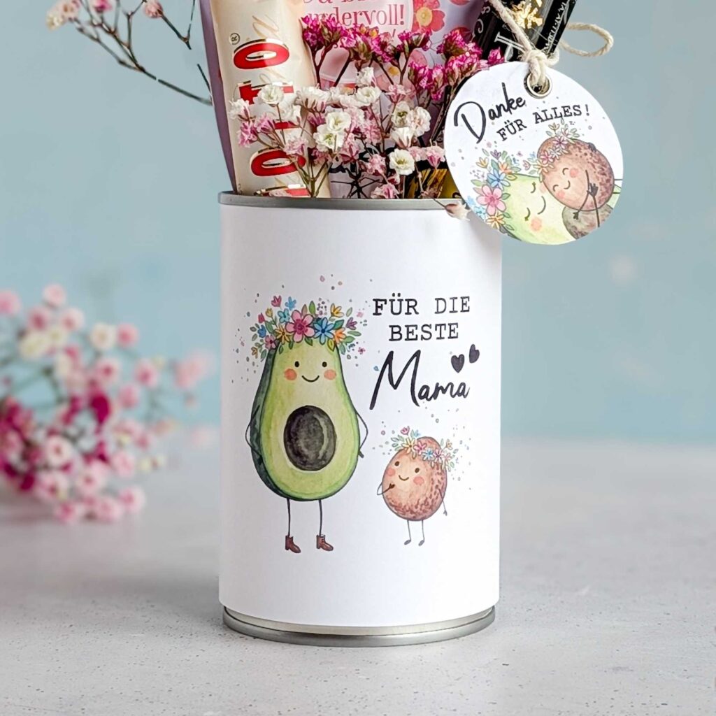 Die perfekte digitale Druckvorlage für eine kreative Beste Mama Muttertag Upcyling Geschenkidee: Eine dekorierte Dose mit dem Spruch 'Für die beste Mama', liebevoll gefüllt mit Snacks und Blumen als schnelles DIY Projekt.