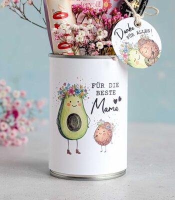 Die perfekte digitale Druckvorlage für eine kreative Beste Mama Muttertag Upcyling Geschenkidee: Eine dekorierte Dose mit dem Spruch 'Für die beste Mama', liebevoll gefüllt mit Snacks und Blumen als schnelles DIY Projekt.