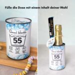 Ein zweigeteiltes Bild: Links steht die geschlossene, dekorierte Dose auf einem Holztablett neben einer Zuckerkette, darüber der Text "Fülle die Dose mit einem Inhalt deiner Wahl". Rechts ist die gleiche Dose geöffnet und mit Sekt sowie Schokolade befüllt. Die Banderole "Schonend behandeln" ist eine tolle PDF Vorlage für ein individuelles DIY Geschenk zum runden Geburtstag. Digitale Druckvorlagen retten dich, wenn du ein Last Minute Geschenk brauchst.