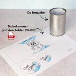 Eine leere Blechdose und ein Papierausdruck der Banderole werden mit Text und Pfeilen erklärt. Ein rotes Icon weist auf das digitale Format hin, dazu die Texte "Du bekommst" und "Du brauchst". So einfach ist die Umsetzung der PDF Vorlage "Schonend behandeln". Digitale Druckvorlagen erfordern wenig Material und sind deshalb das optimale DIY Geschenk und Last Minute Geschenk zum runden Geburtstag.