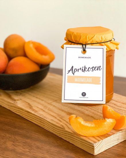 Selbstgemachte Aprikosenmarmelade mit schönem Etikett,